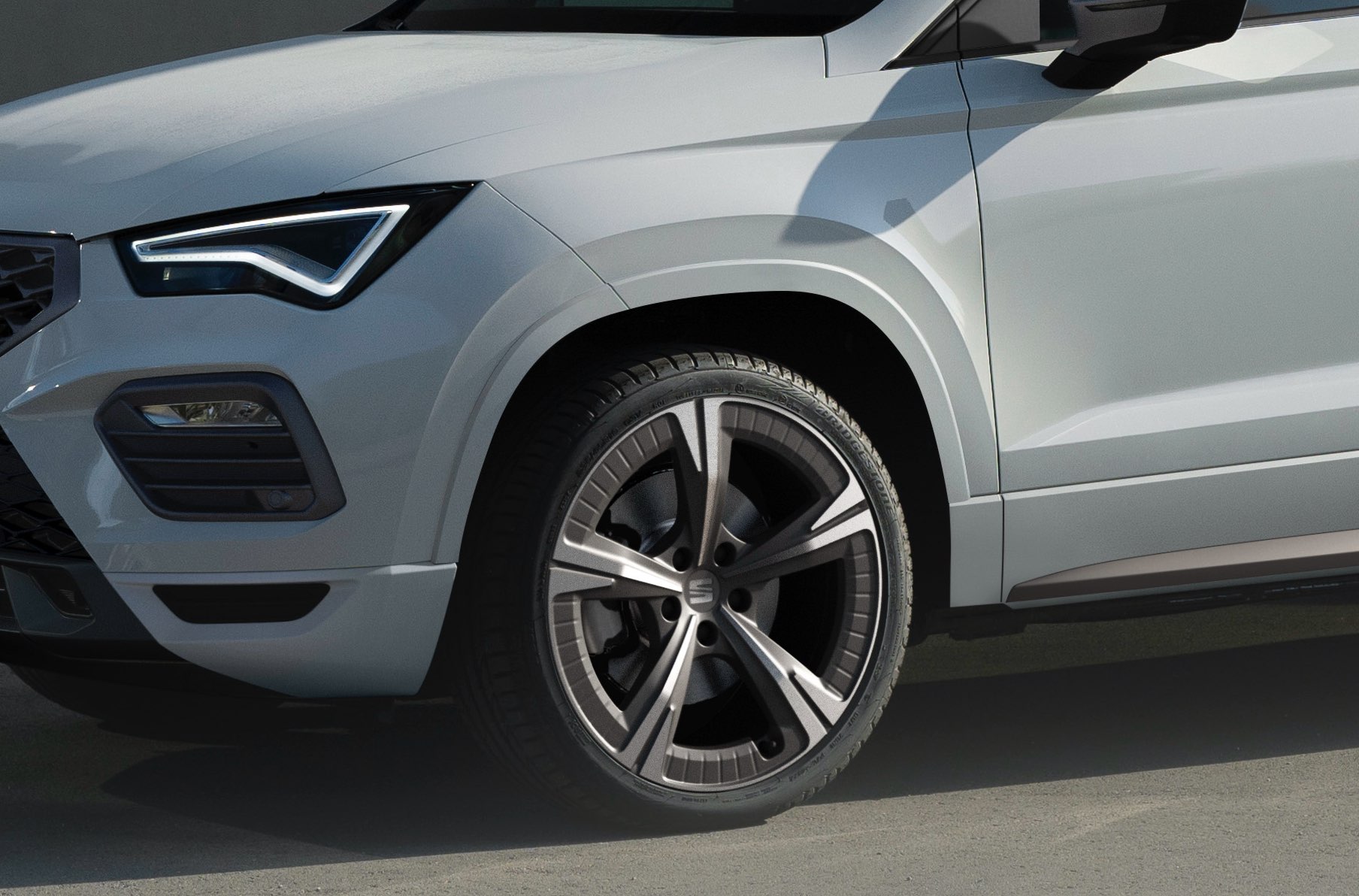 SEAT Ateca blanco nevada con llantas mecanizadas exclusive de 19” Gris Cosmo