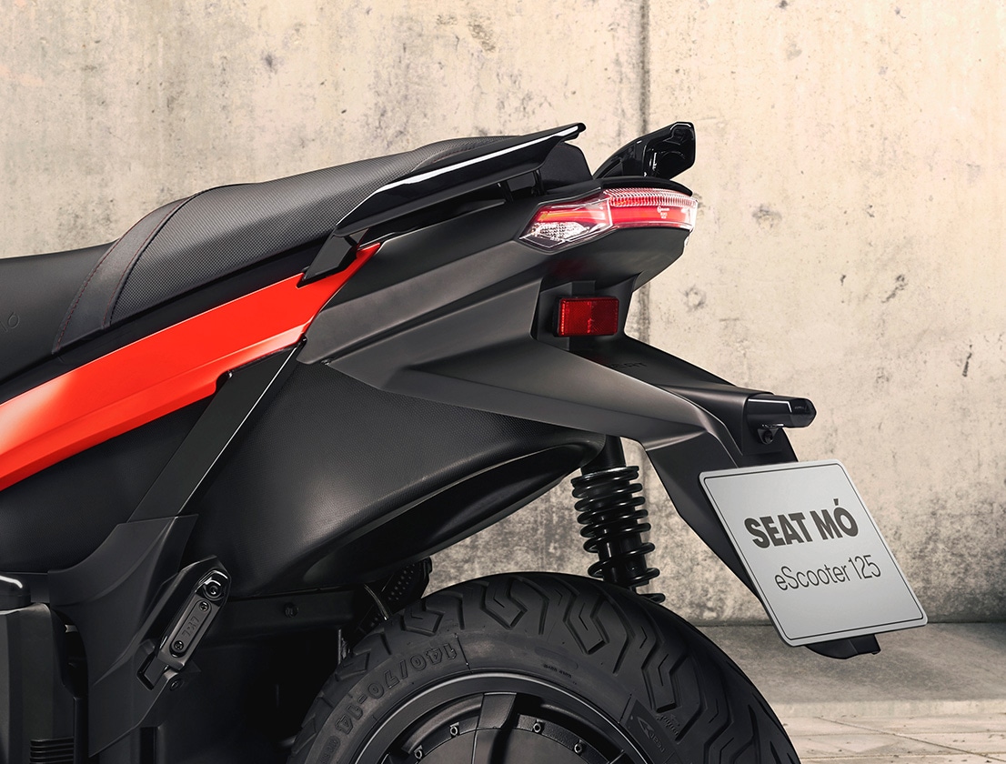 Scooter SEAT MÓ 125 eléctrico aparcado en la playa 