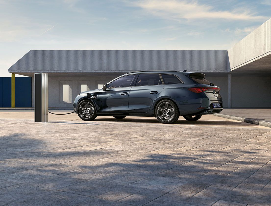 SEAT  León Sportstourer e-Hybrid magnetic tech vista lateral en carga