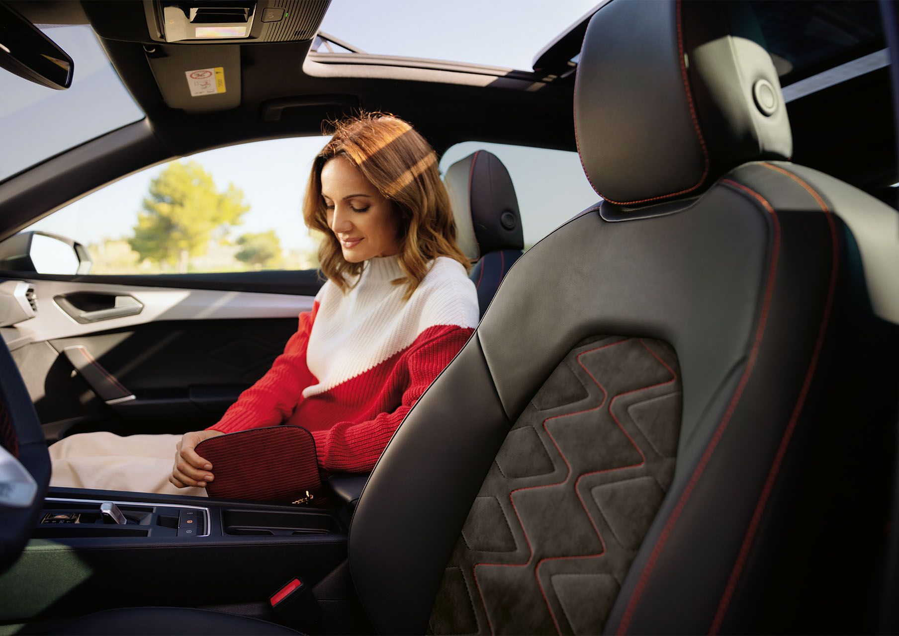 mujer abriendo SEAT León color rojo Desire moldura de las puertas laterales