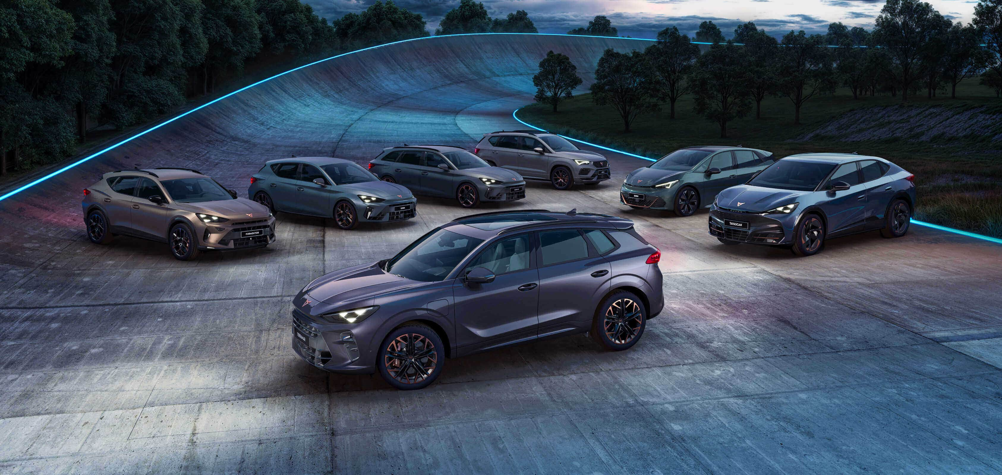 Siete coches CUPRA aparcados en un circuito de carreras curvo, rodeados de arbustos con luces tenues y la puesta de sol de fondo.