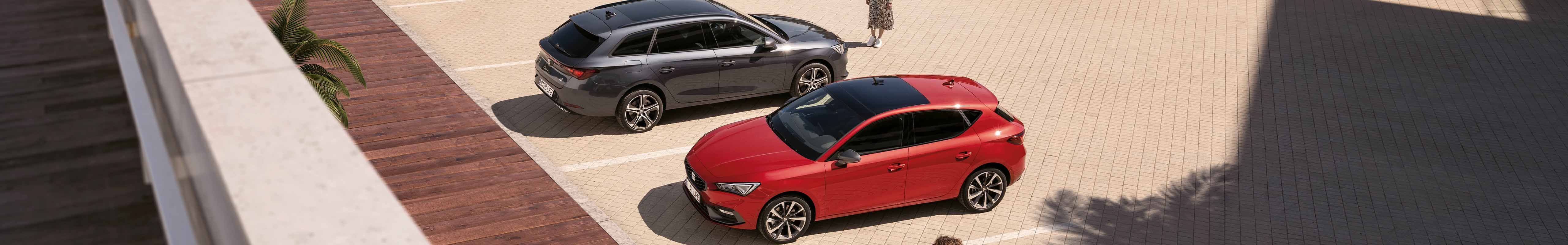 coches-seat-leon-sportstourer-aparcados-mujer-andando